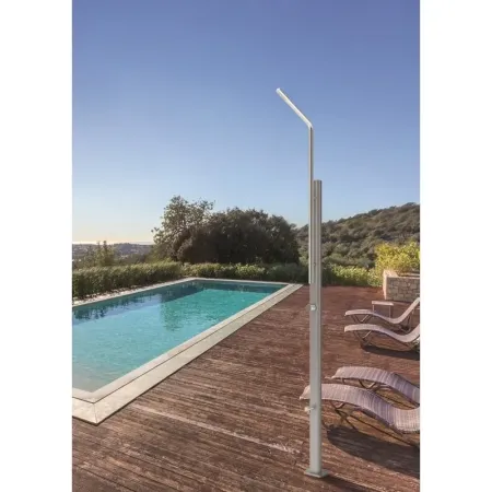 Dusche Spring aus Edelstahl mit Fußwaschhahn.