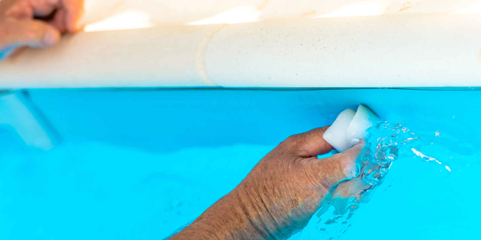 Wie man die Wasserlinie des Pools reinigt