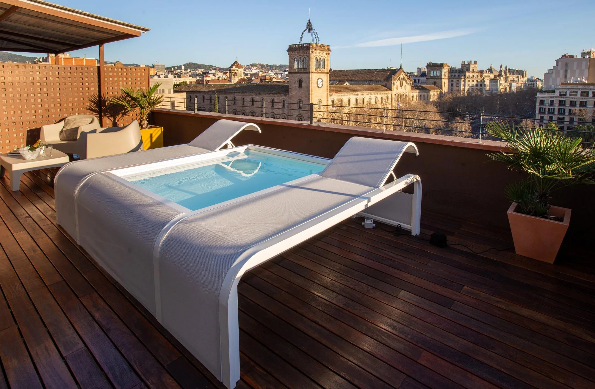 Kann ich einen Pool auf meiner Terrasse oder meinem Dachboden aufstellen?
