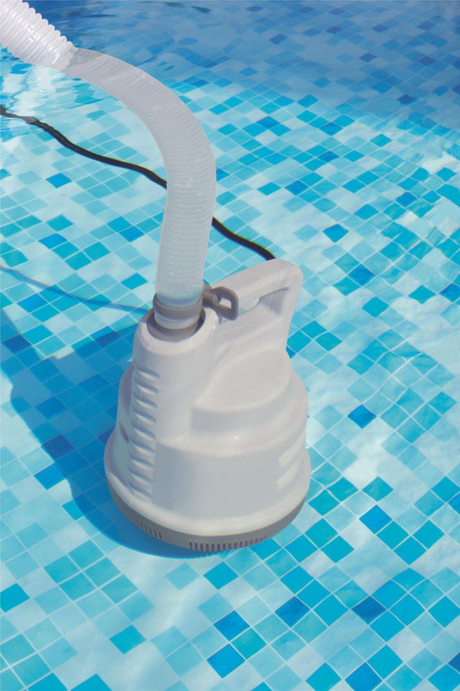 So entleeren Sie ein Pool (mit oder ohne Entleerungspumpe)