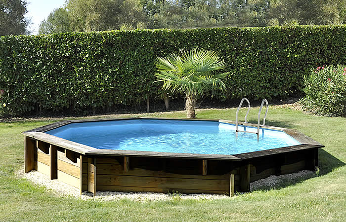 Installation eines teilweise eingegrabenen Holzpools